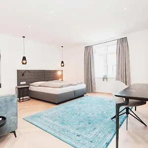 Center-apartment - Im Stadtzentrum In Perfekter Lage & Balkon Apartment